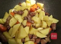 Illustration of how to make braised pork with potatoes 5