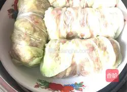 Steamed garlic Illustration of how to make cabbage meat rolls 4