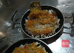 Illustration of how to make pan-fried golden garlic shrimp 7