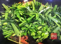 Illustration of how to make stir-fried river shrimp with leeks 4