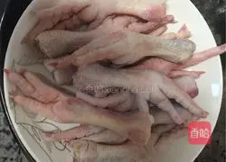 Illustration of how to make spicy chicken feet 1