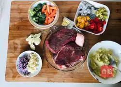 Illustration of how to make black pepper sirloin steak with chicken sauce, mashed potatoes, and vegetable and fresh fruit salad 1