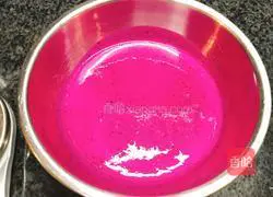 Illustration of how to make rose pitaya mousse 4