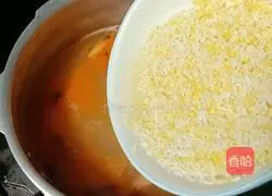 Illustration of how to make shrimp and vegetable porridge 9