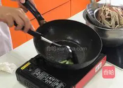 Illustration of how to cook crabs in typhoon shelter 8