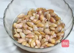 Illustration of how to make scallion oil and sea melon seeds 1