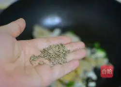 Illustration of how to make stir-fried pork rinds 7