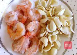 Illustration of how to stir-fry celery with lily, cashew and shrimp 2