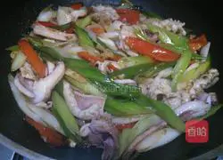 Illustration of how to make fried squid with two peppers and green onions 13