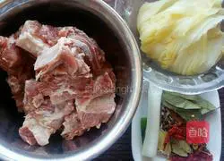 Illustration of Northeastern Sauerkraut Braised Pork Ribs 1