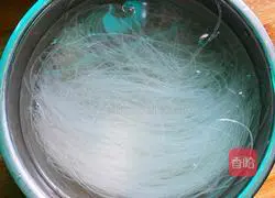 Illustration of how to steam nine-bellied fish with vermicelli 1