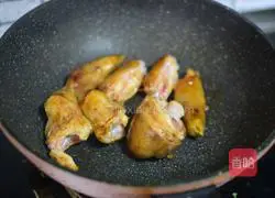 Soybean braised pig's trotters recipe 4