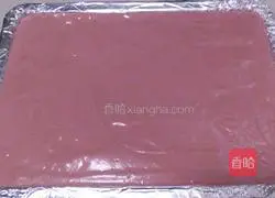 Illustration of how to make red yeast powder cream cake roll 10