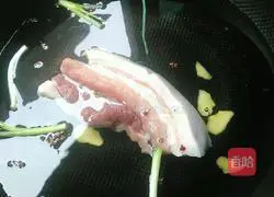 Illustration of how to make twice-cooked pork with garlic sprouts 3