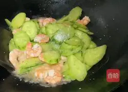 Illustration of how to make fried cucumber with shrimps 6