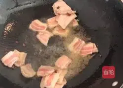 Illustration of how to stir-fry pork belly with dried celery 6