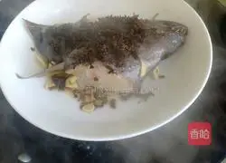 Illustration of how to steam fish head with sliced ​​teeth 7