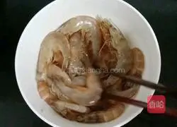 Illustration of how to make salt and pepper shrimp 4