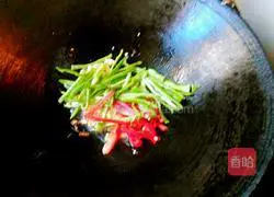 Illustration of how to stir-fry eggplant shreds 7