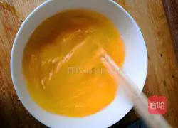 Illustration of how to make egg meat rolls 5