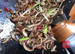 Illustration of how to make fried pig ears with three peppers 8