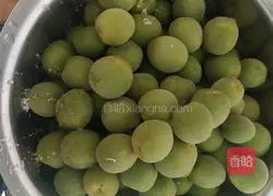 Illustration of how to make green plum wine 3