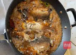 Illustration of how to cook crucian carp in sauce 10