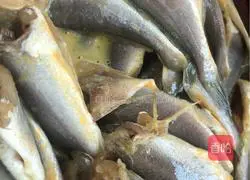 Illustration of how to make fried small yellow croaker with crispy bones 3