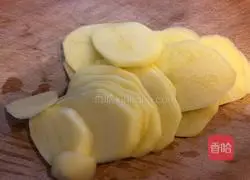 Illustration of how to steam cured chicken legs with potatoes 3