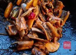 Illustration of how to make spicy eel slices 4