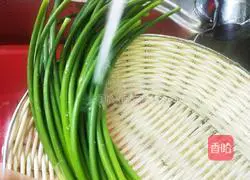 Illustration of how to make fried bacon with garlic sprouts 3