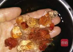 Illustration of how to make peach gum, red dates, tremella and lotus seed soup 2