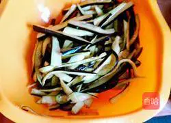Illustration of how to stir-fry eggplant shreds 3