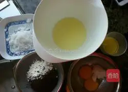 Illustration of how to make white and black yogurt mousse 1