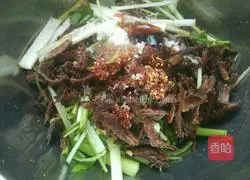 Illustration of how to mix dry and stir-fried shredded beef 10