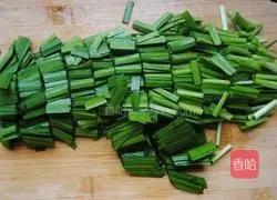 Illustration of how to make fried eggs with leeks 2