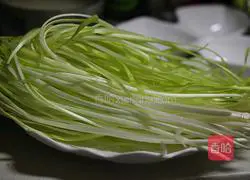 Illustration of how to make stir-fried river shrimp with chives 2