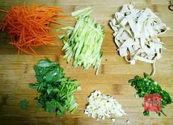 Illustration of how to make three shredded cold dishes 2