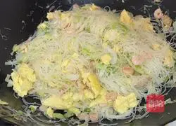 Illustration of how to make stir-fried vermicelli with cabbage and eggs 13