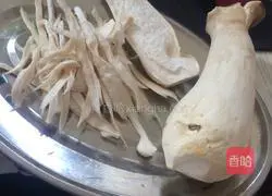 Illustration of how to make king oyster mushrooms with pork in pot 2