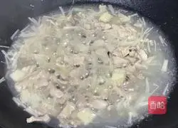 Illustration of how to make fried enoki mushrooms with lean meat 7