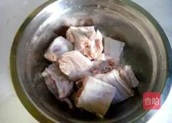 Illustration of how to cook braised short ribs with plum and chestnuts 3