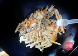 Illustration of how to make razor clams with scallion oil 5