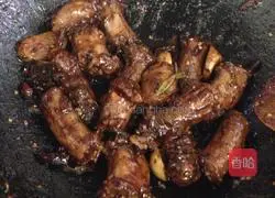 Illustration of how to make spicy beer duck neck 5