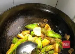 Illustration of how to stew potatoes and eggplants 8