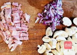 Italian Illustration of how to make bacon and mushroom cream noodles 1