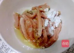 Illustration of how to make stir-fried tenderloin with radish flowers 2