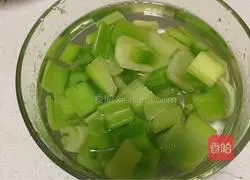 Illustration of how to stir-fry squid and celery 5