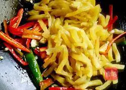 Illustration of how to stir-fry shredded pork with Hangzhou pepper and pickled mustard 11