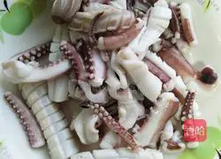 Illustration of how to make fried squid with celery 7